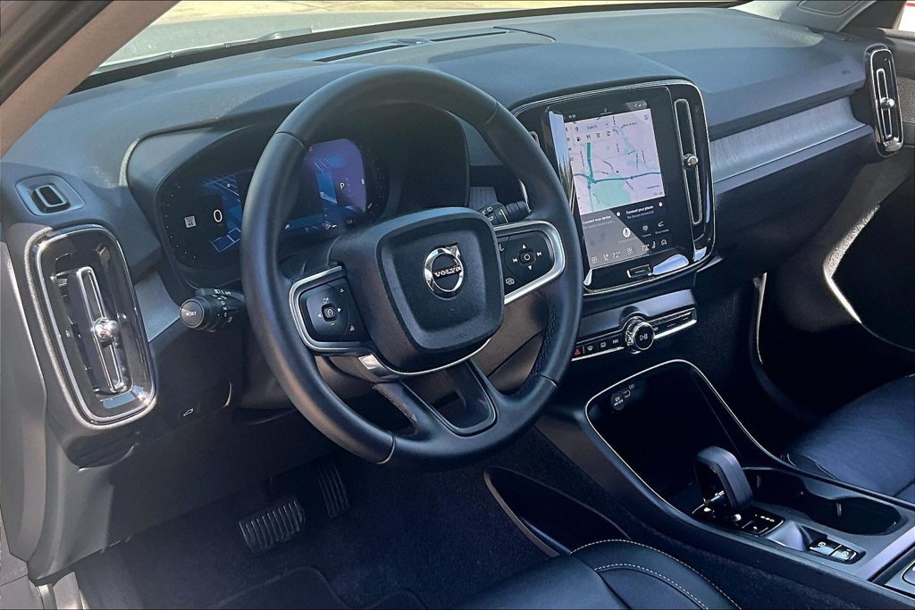Certified 2025 Volvo XC40 B5 Core AWD/4WD image 17