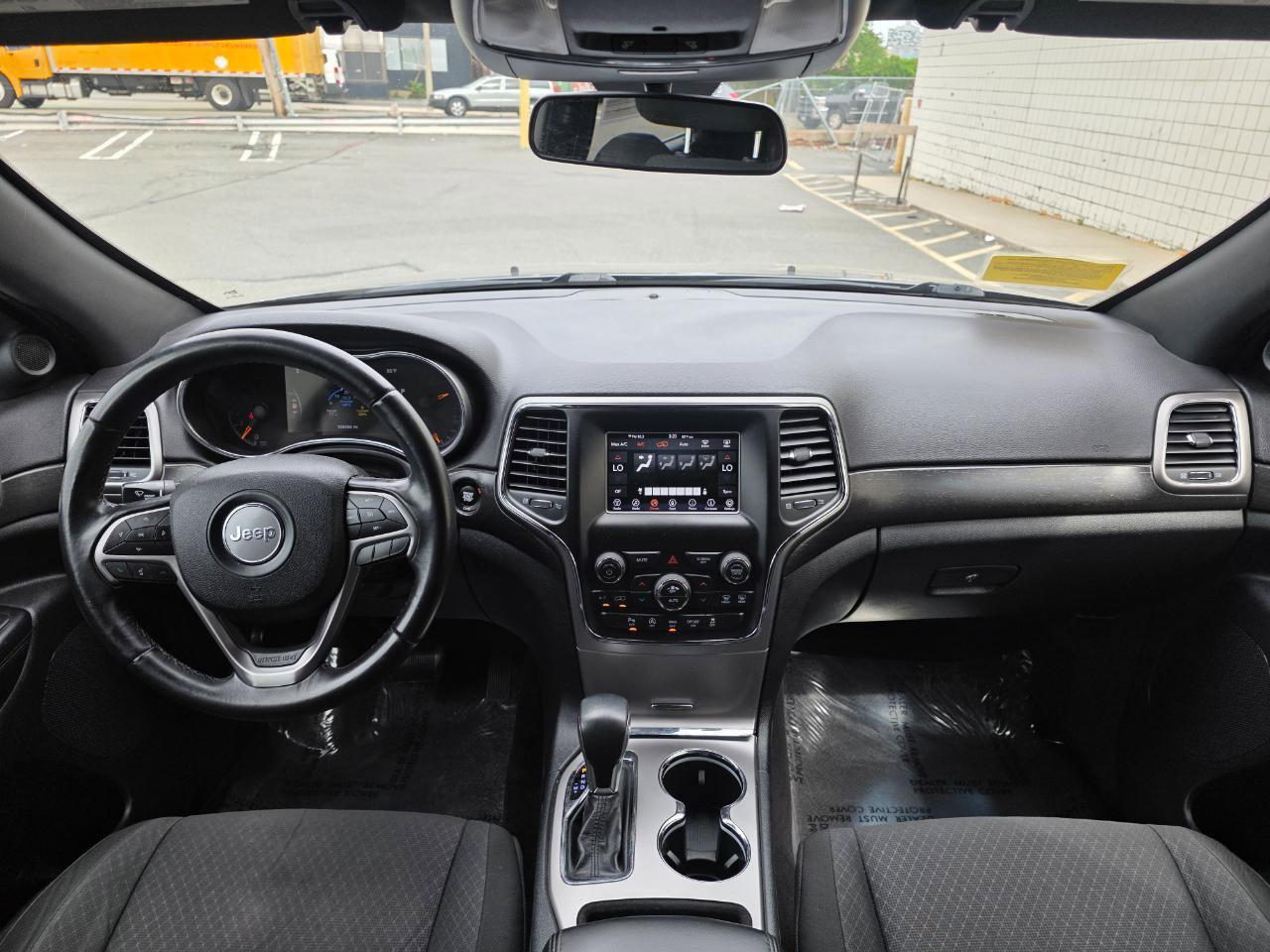Used 2018 Jeep Grand Cherokee Laredo AWD/4WD image 15