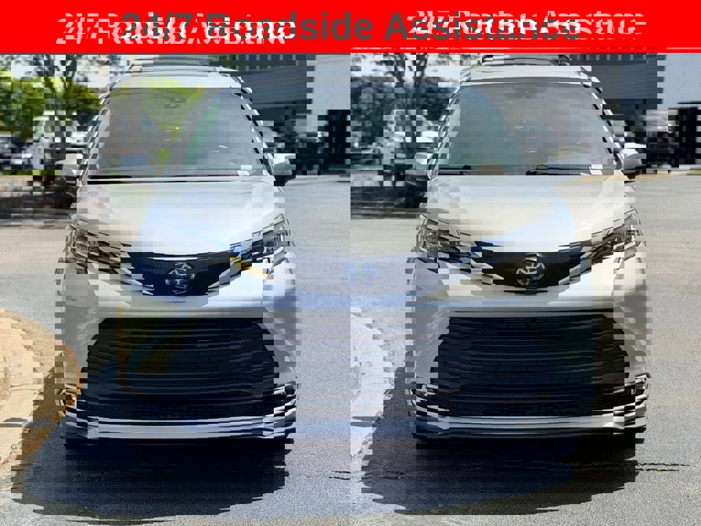 Used 2023 Toyota Sienna XLE image 5