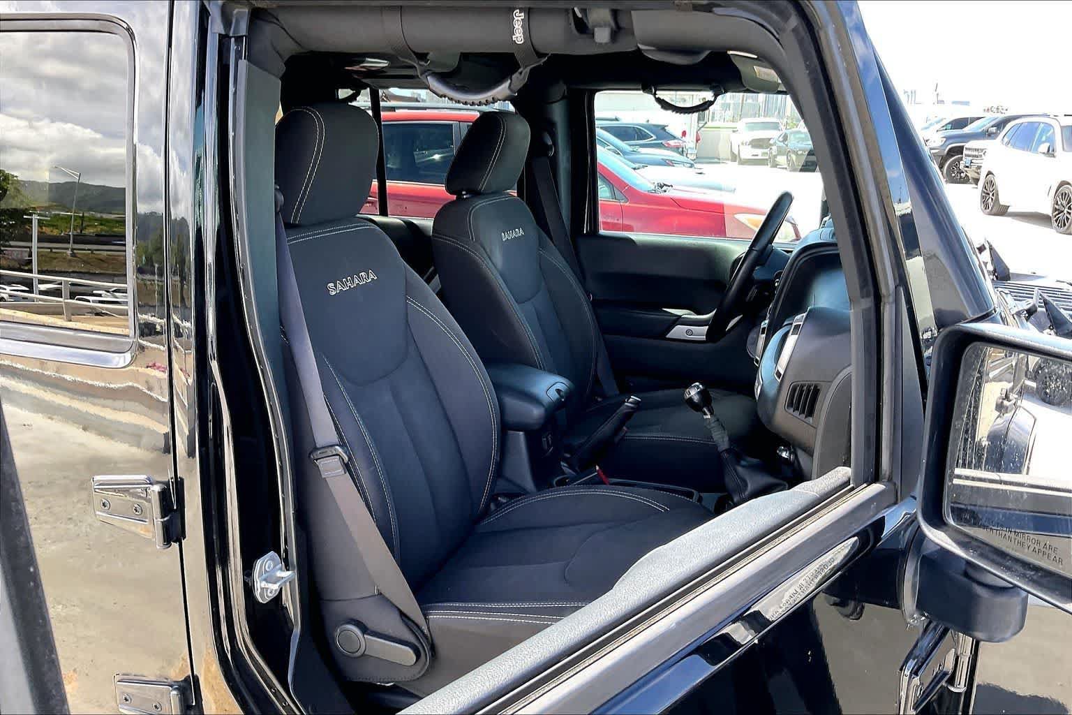 Used 2017 Jeep Wrangler Unlimited Sahara w/ Connectivity Group AWD/4WD image 13