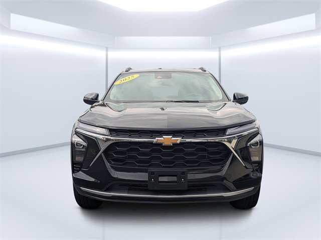Used 2025 Chevrolet Trax LT w/ LT Convenience Package image 8