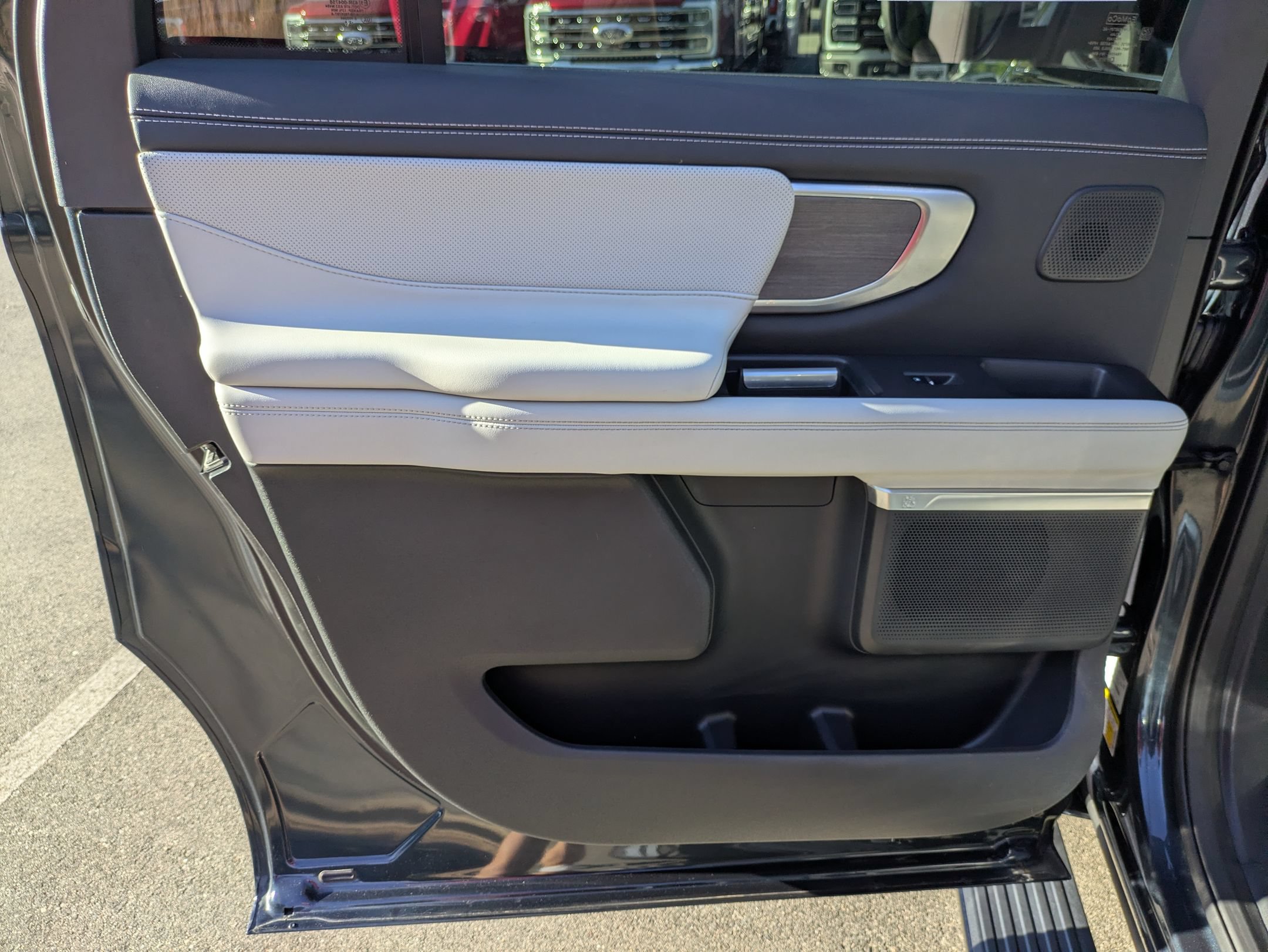 Certified 2025 Ford Expedition Max Platinum w/ Platinum Ultimate Package AWD/4WD image 29