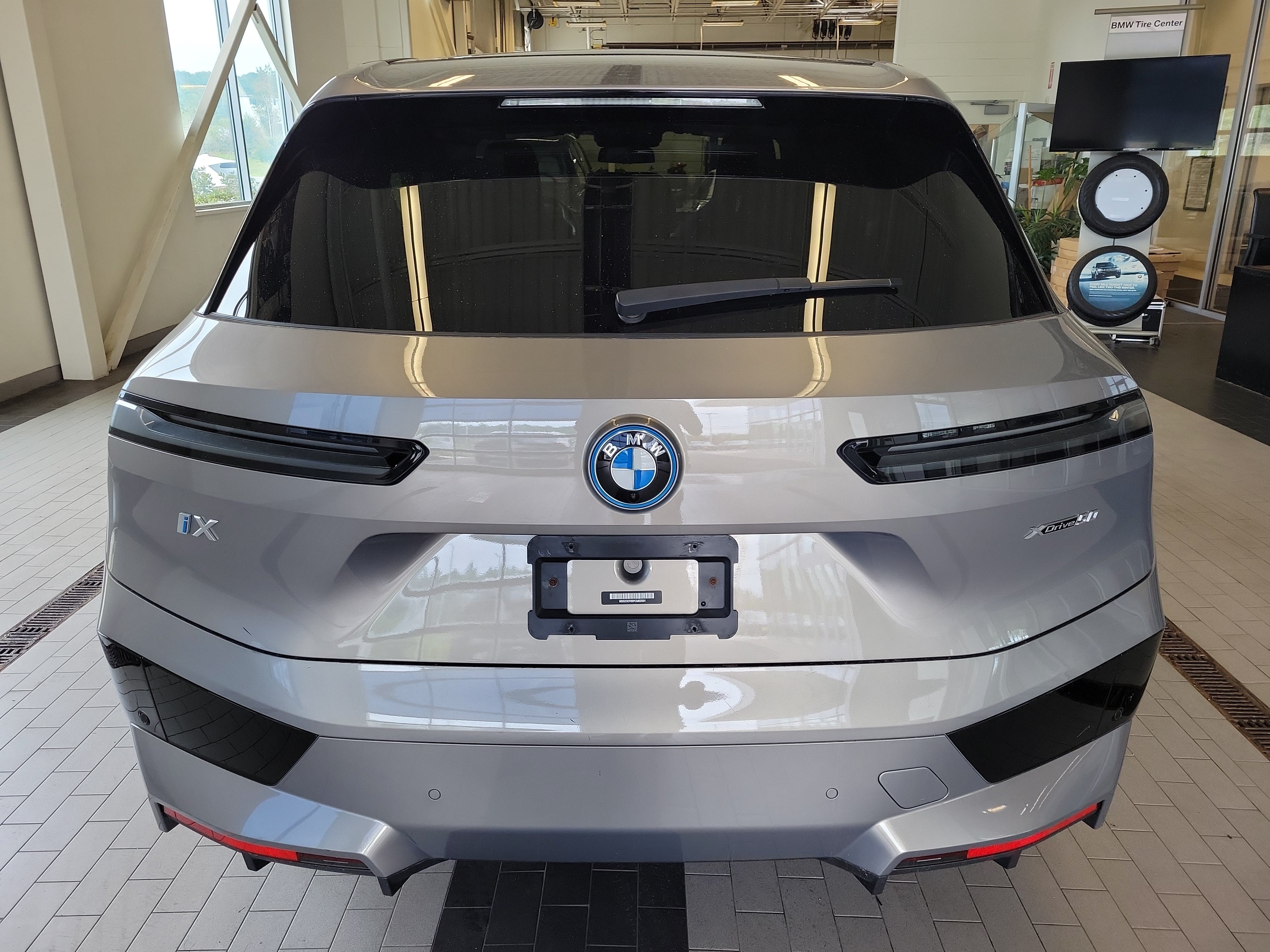 Used 2023 BMW iX xDrive50 w/ Sport Package AWD/4WD image 6