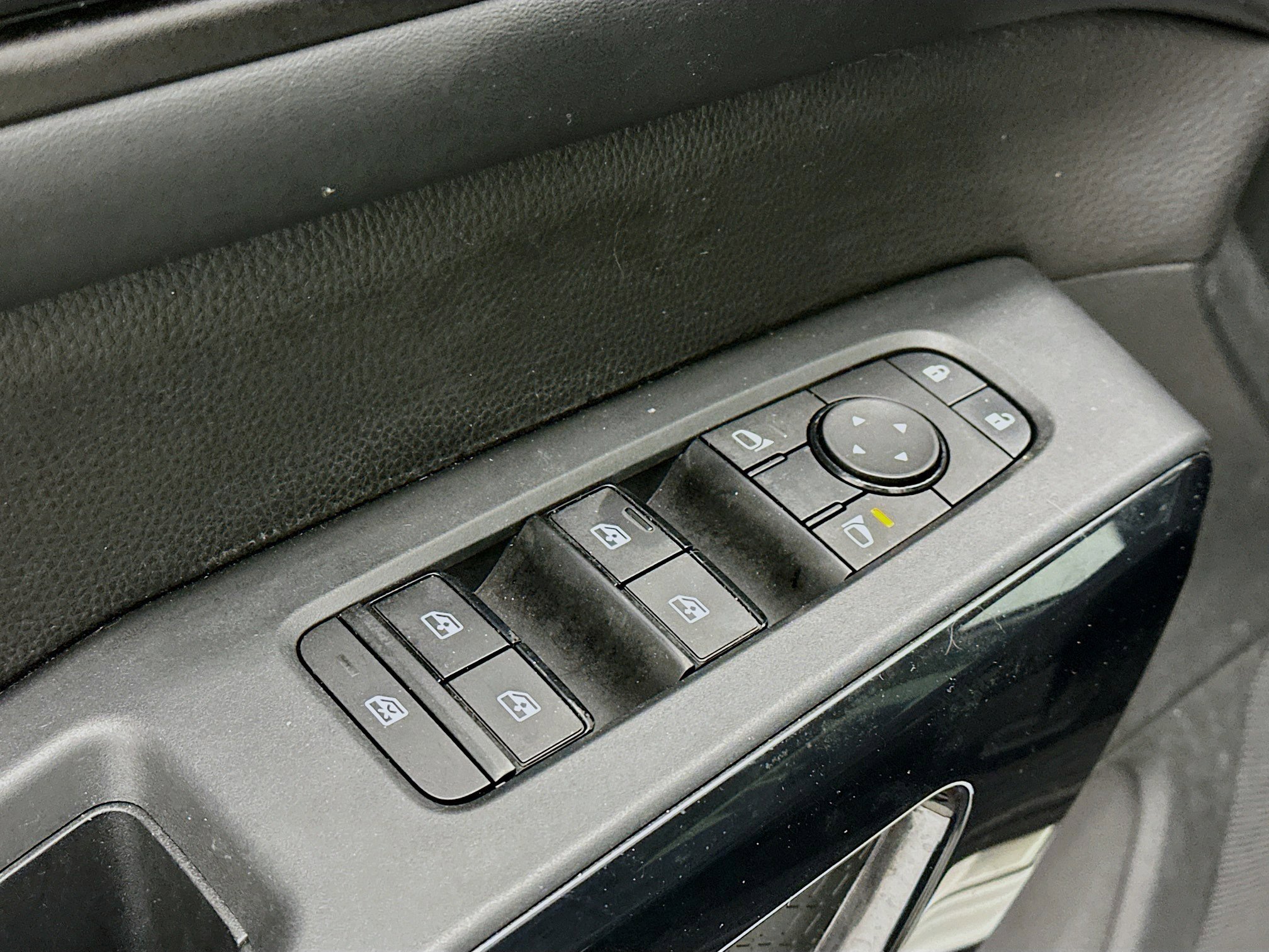 Used 2023 Nissan Pathfinder SV w/ SV Premium Package image 15