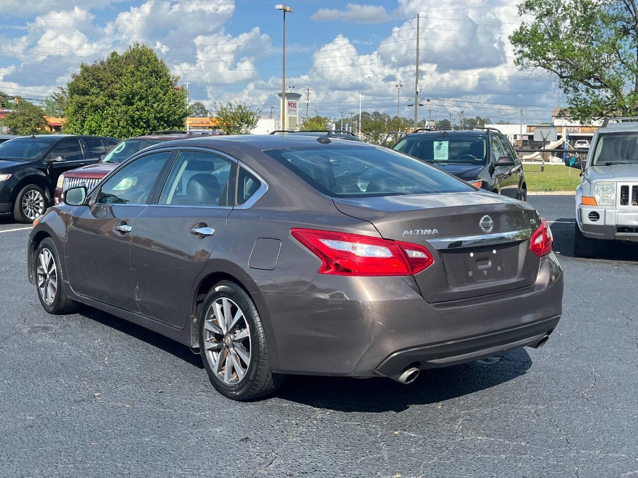 Used 2017 Nissan Altima 2.5 SL w/ Moonroof Package FWD image 8