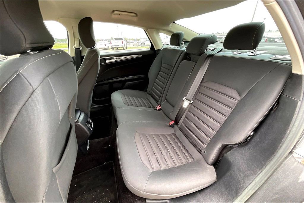 Used 2017 Ford Fusion SE w/ Fusion SE Technology Package FWD image 19