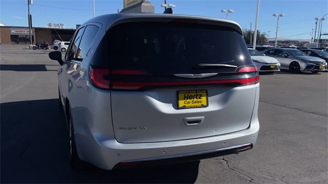 Used 2024 Chrysler Pacifica Touring-L image 8