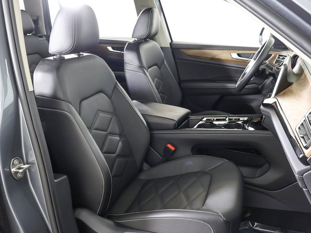 Used 2025 Volkswagen Atlas SE image 30