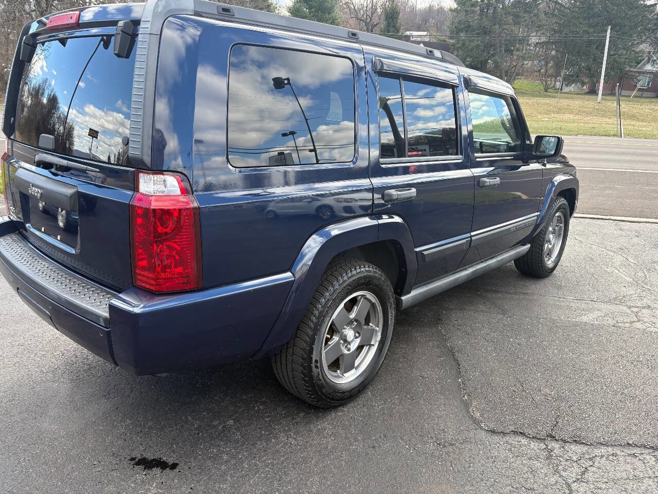 Used 2006 Jeep Commander Base 4dr SUV 4WD image 2