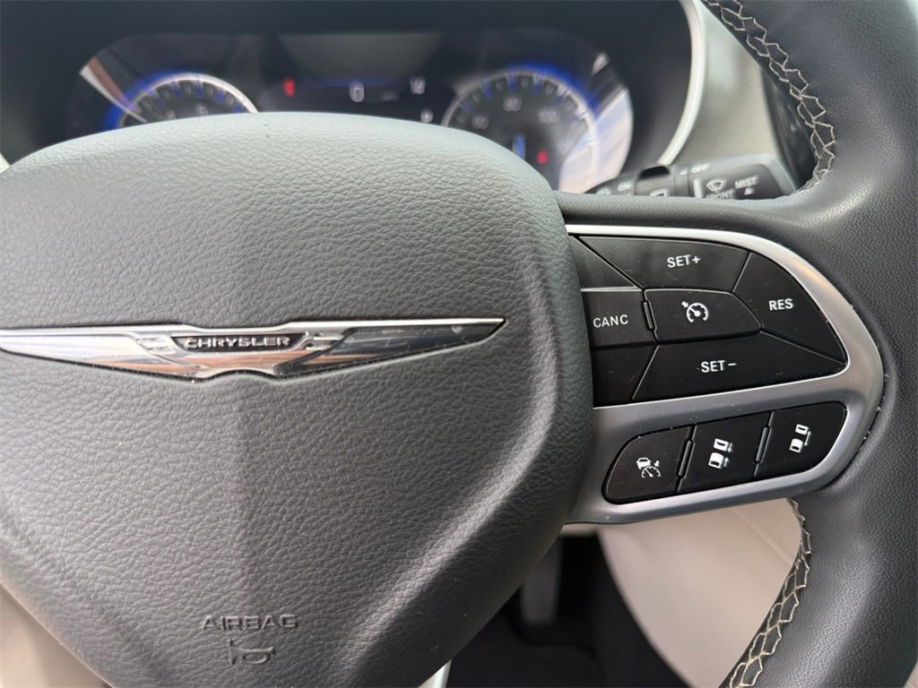 Certified 2023 Chrysler Pacifica Touring-L image 23