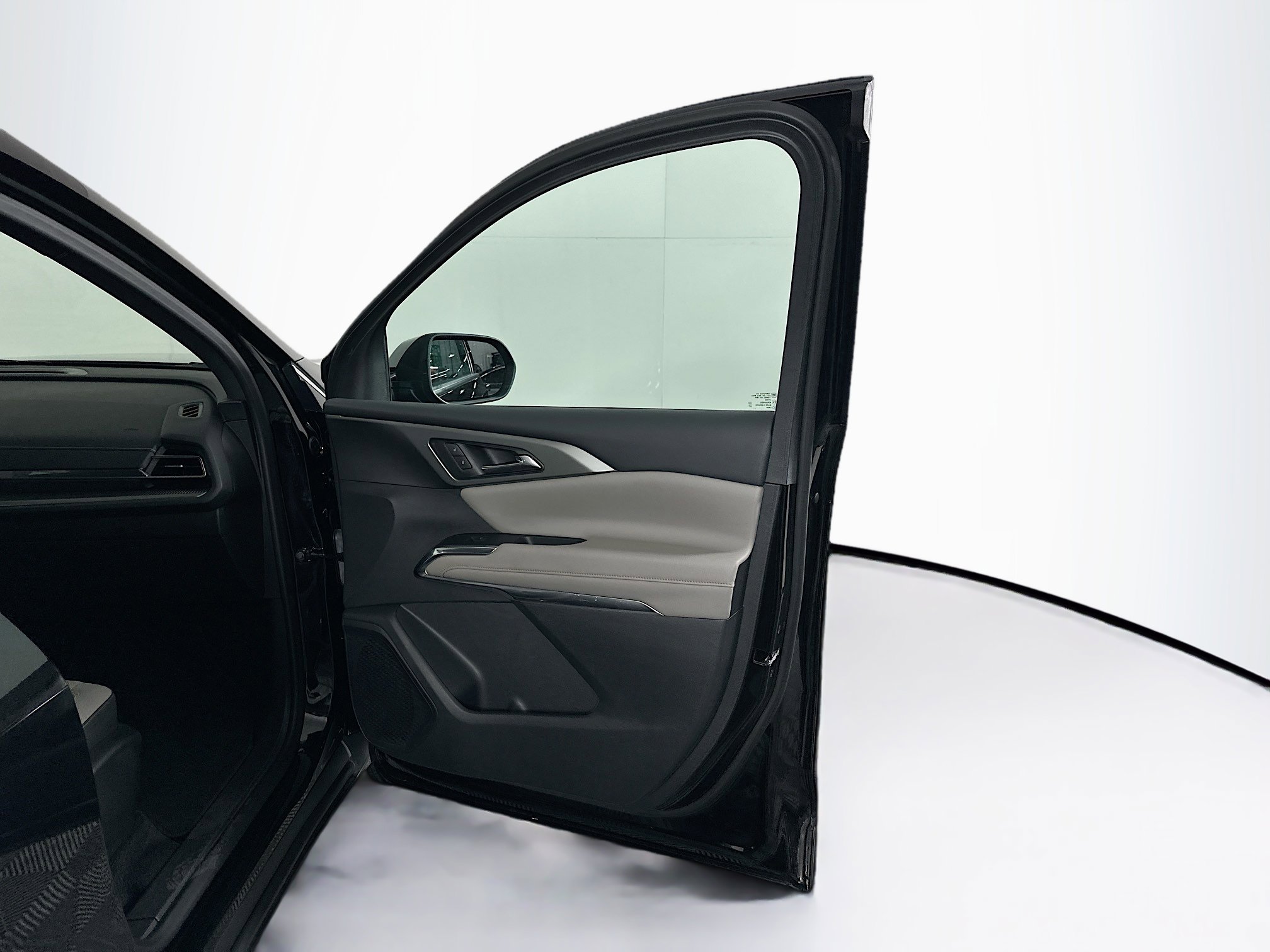 Used 2025 Chevrolet Traverse LT image 34