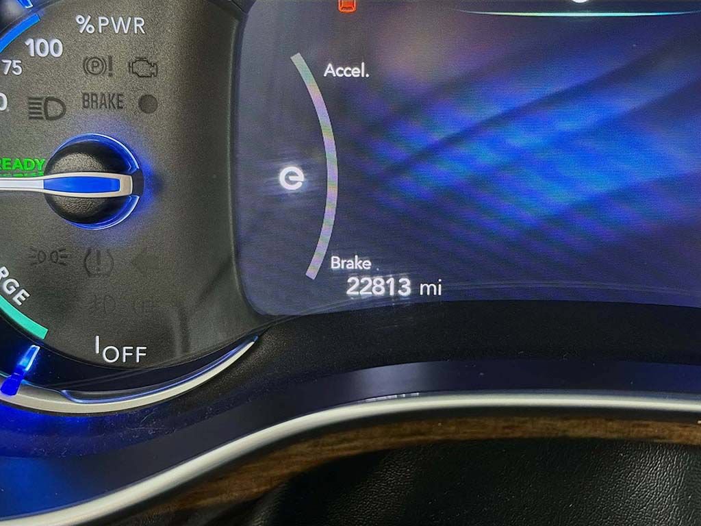 Used 2023 Chrysler Pacifica Limited w/ Uconnect Theater Family Group FWD image 39