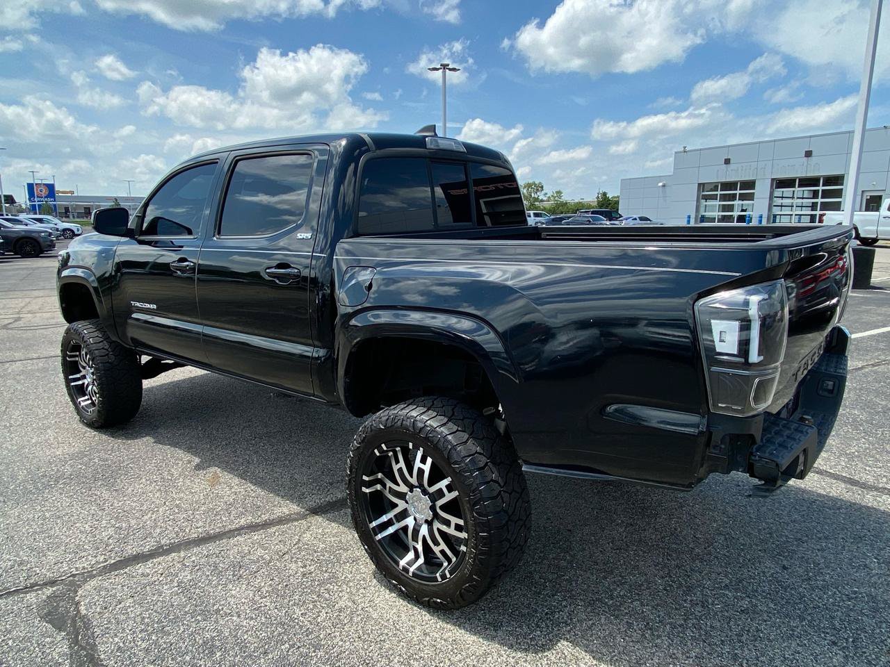 Used 2018 Toyota Tacoma SR5 RWD image 3