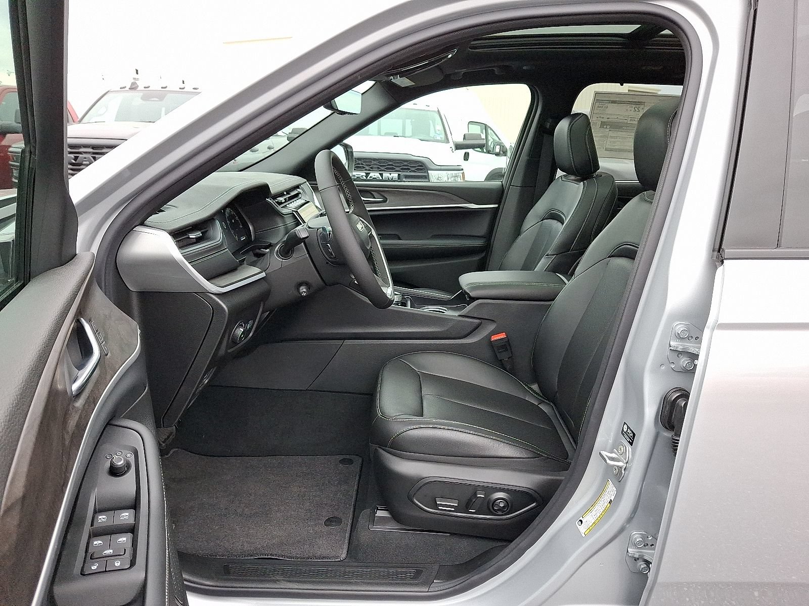 New 2025 Jeep Grand Cherokee Limited w/ Luxury Tech Group II AWD/4WD image 7
