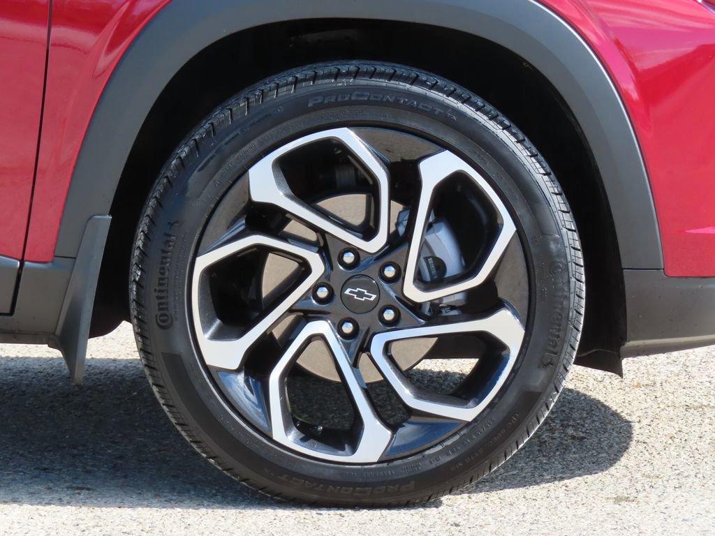 Used 2025 Chevrolet Trax RS w/ Sunroof Package FWD image 13