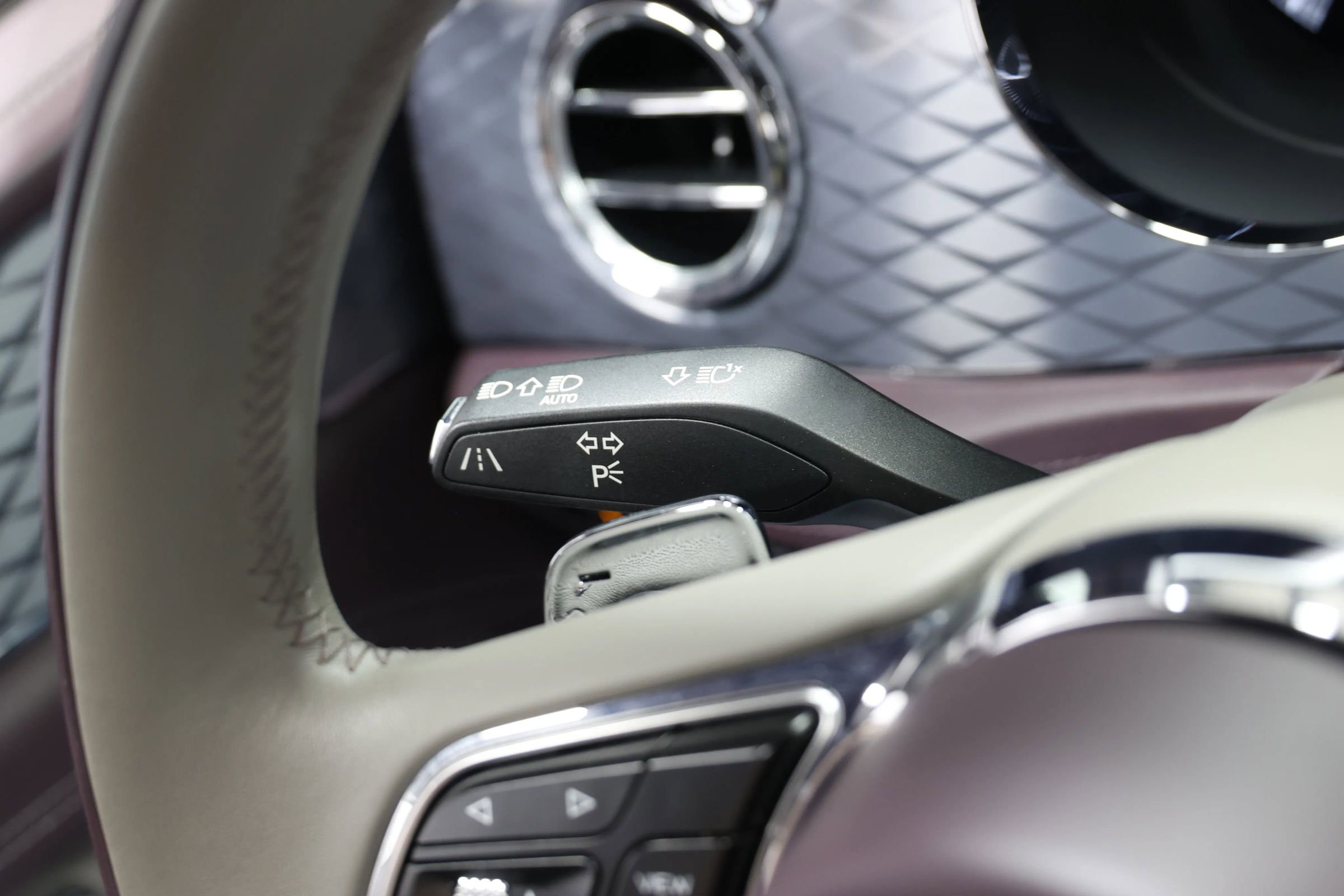 Used 2023 Bentley Bentayga Extended Wheelbase image 28