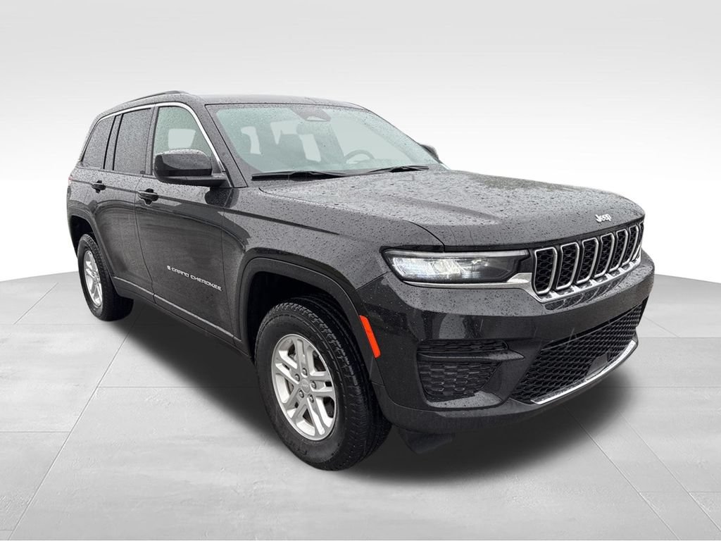 Used 2025 Jeep Grand Cherokee Laredo AWD/4WD image 3
