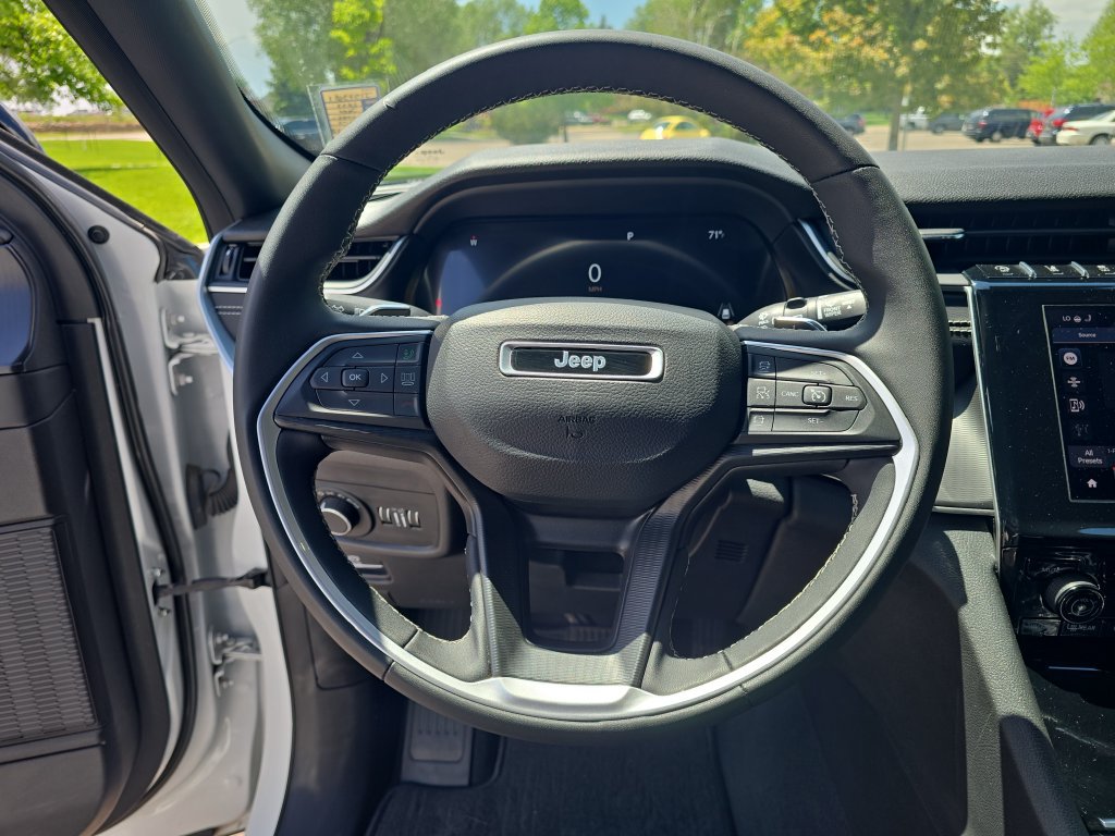 Used 2023 Jeep Grand Cherokee Altitude AWD/4WD image 16