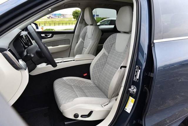 Used 2022 Volvo XC60 B5 Momentum AWD/4WD image 19