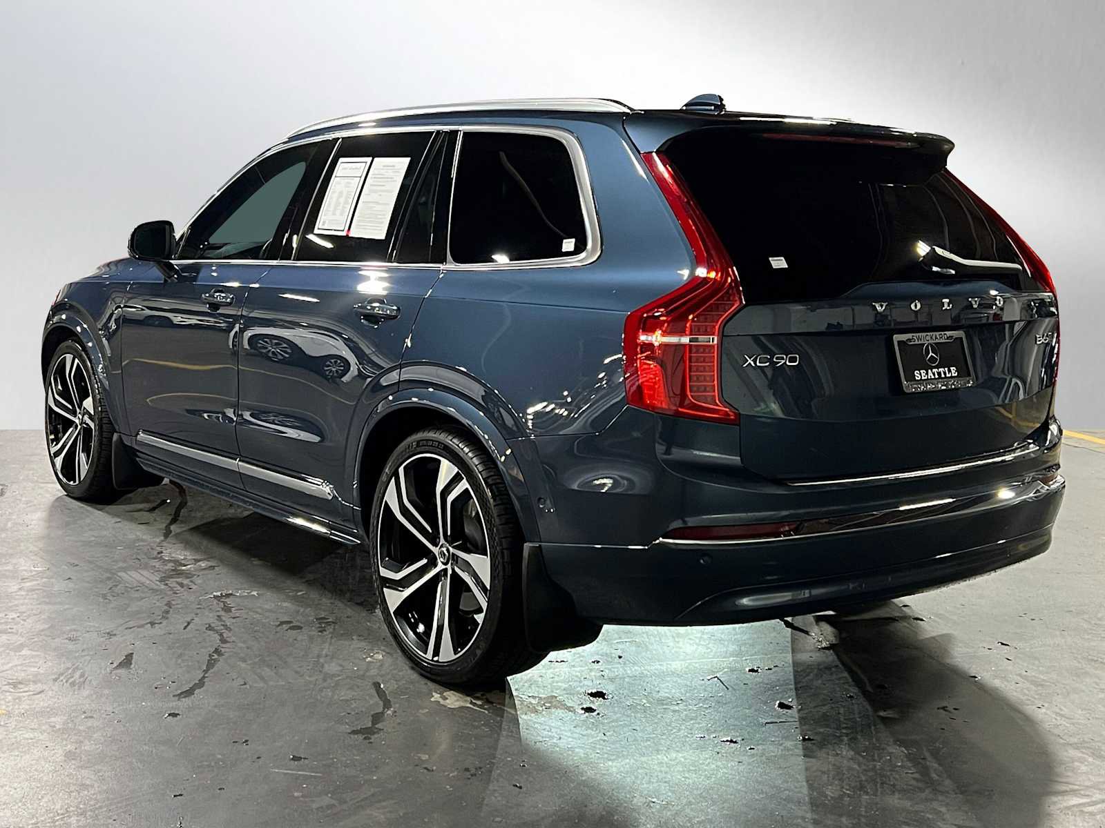Used 2024 Volvo XC90 B6 Ultimate w/ Lounge Package image 5