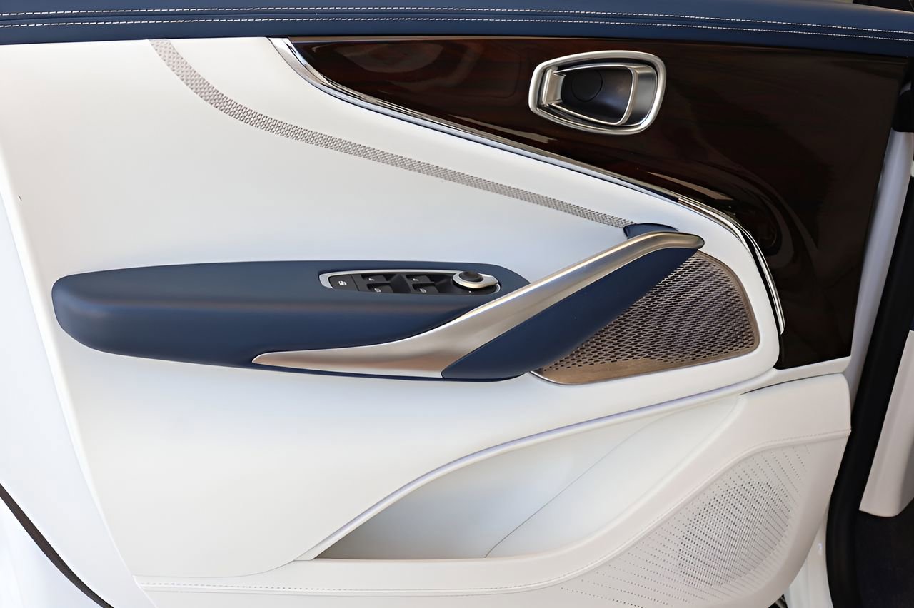 Used 2025 Aston Martin DBX 707 AWD/4WD image 9