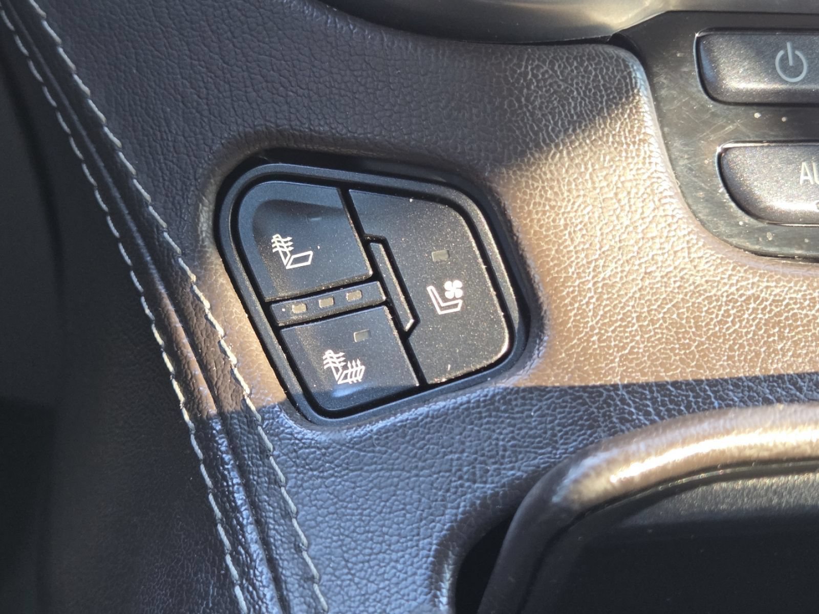 Used 2018 Chevrolet Suburban Premier AWD/4WD image 9