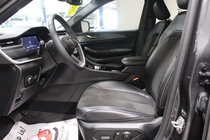 Used 2023 Jeep Grand Cherokee Altitude AWD/4WD image 19