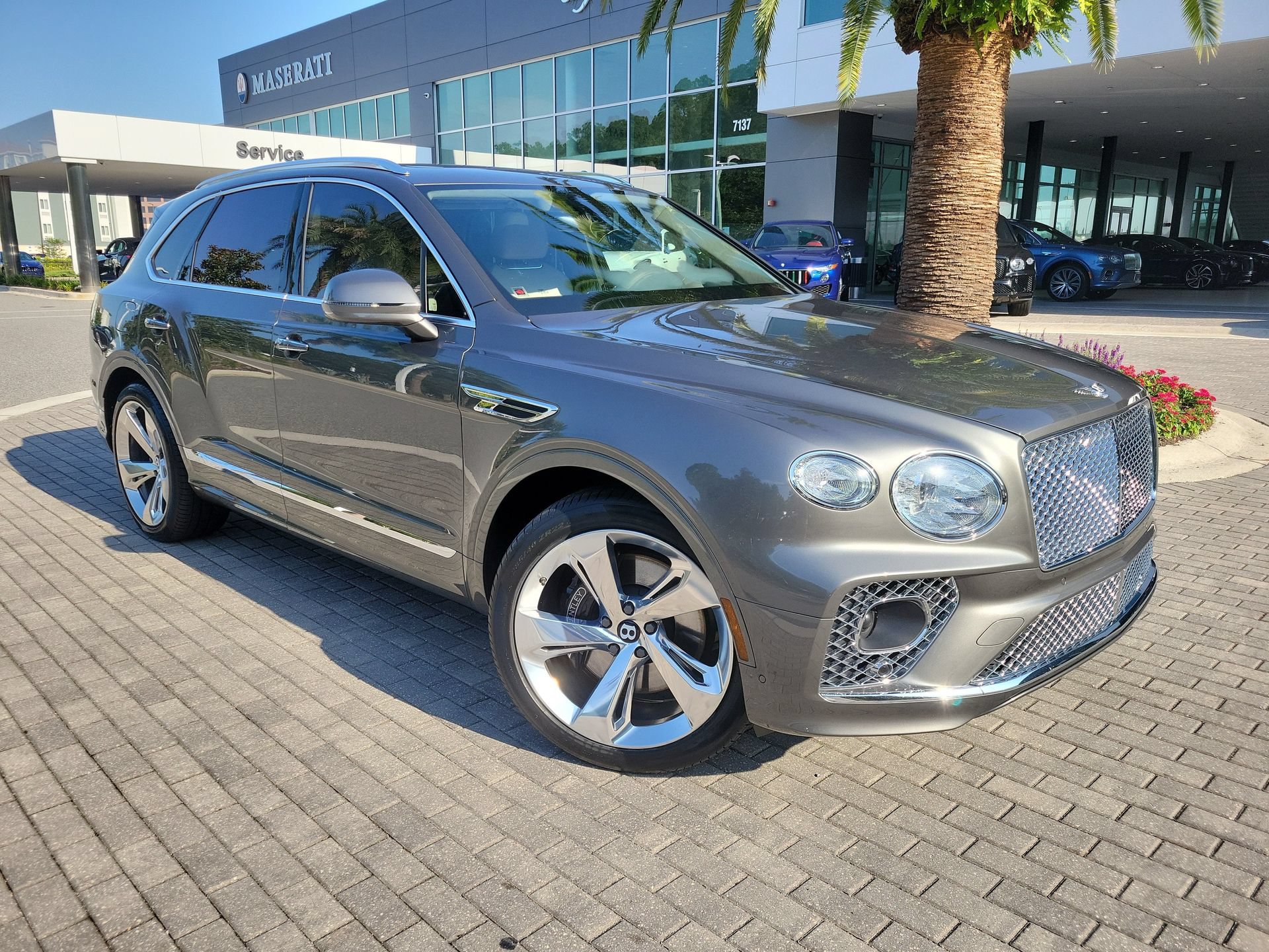 Certified 2023 Bentley Bentayga Plug-In Hybrid AWD/4WD image 7