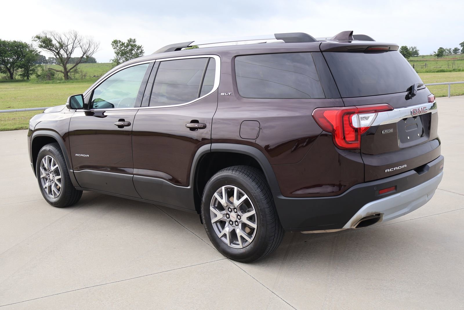 Used 2021 GMC Acadia SLT FWD image 9
