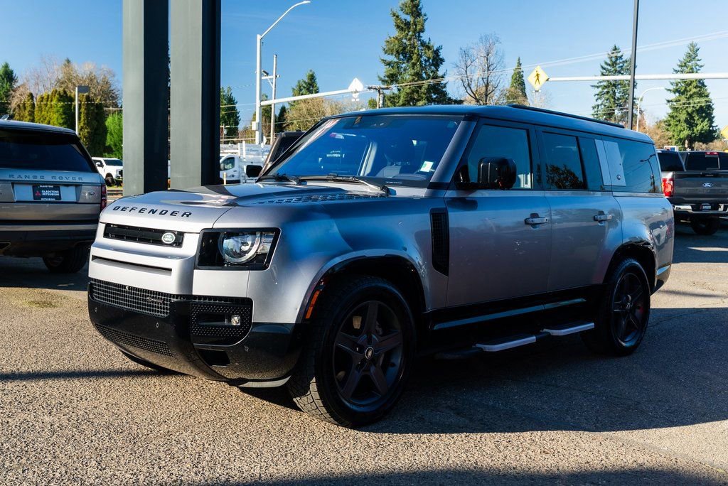 Used 2023 Land Rover Defender 130 X-Dynamic SE image 3