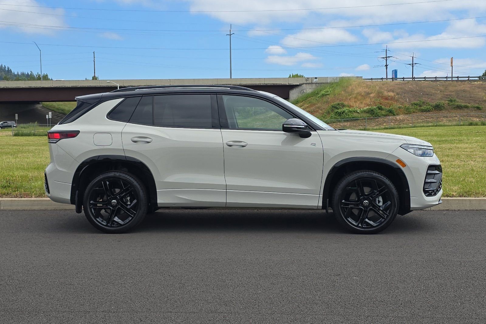 New 2026 Volkswagen Tiguan SE R-Line AWD/4WD video 2