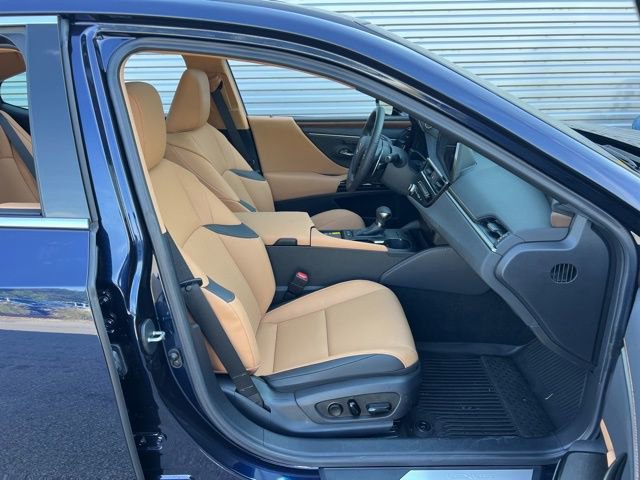 Used 2025 Lexus ES 300h w/ Premium Package image 36