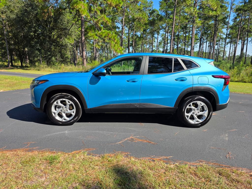 Used 2026 Chevrolet Trax LS w/ LS Convenience Package FWD image 2