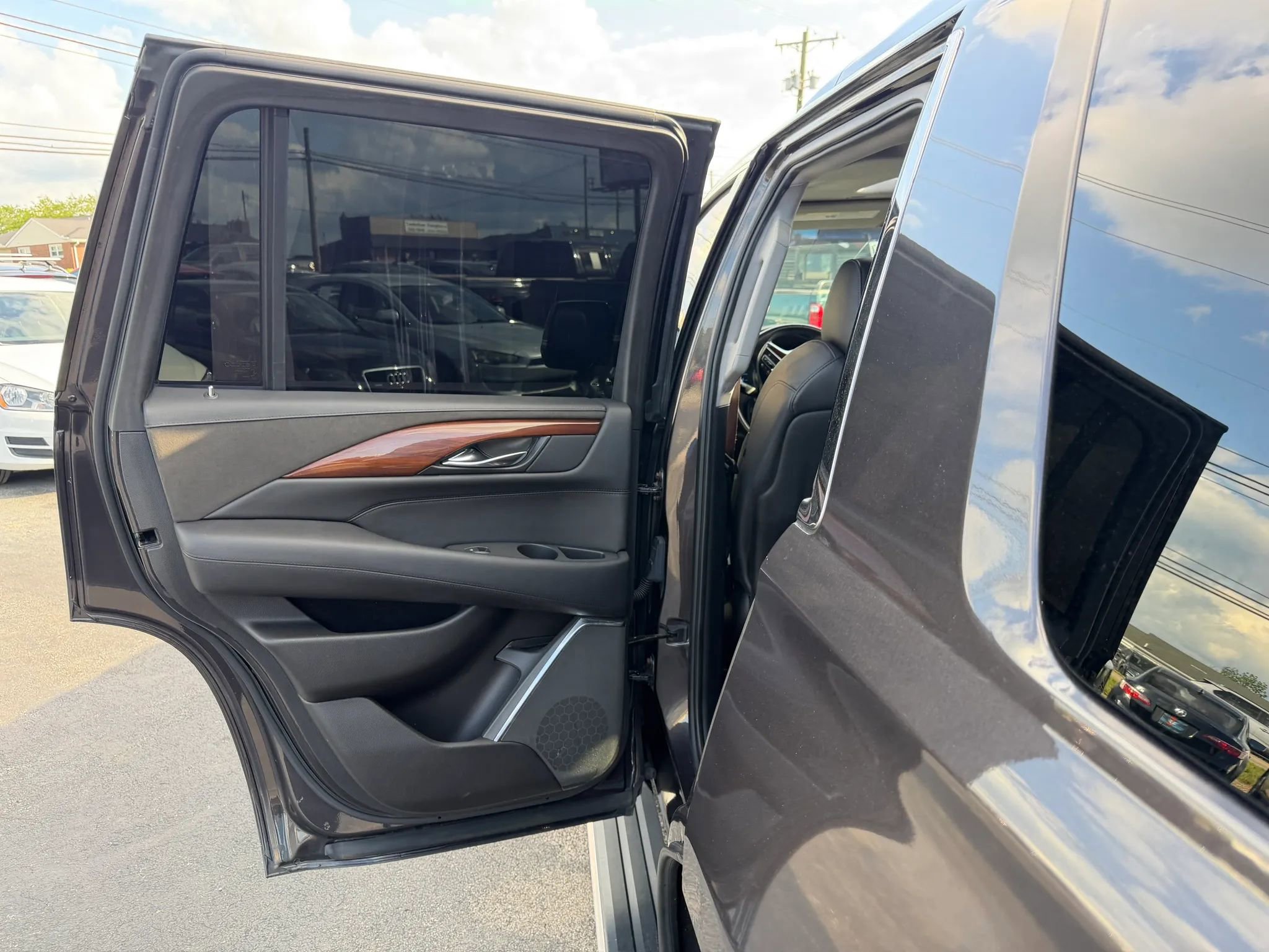 Used 2017 Cadillac Escalade Premium Luxury AWD/4WD image 38