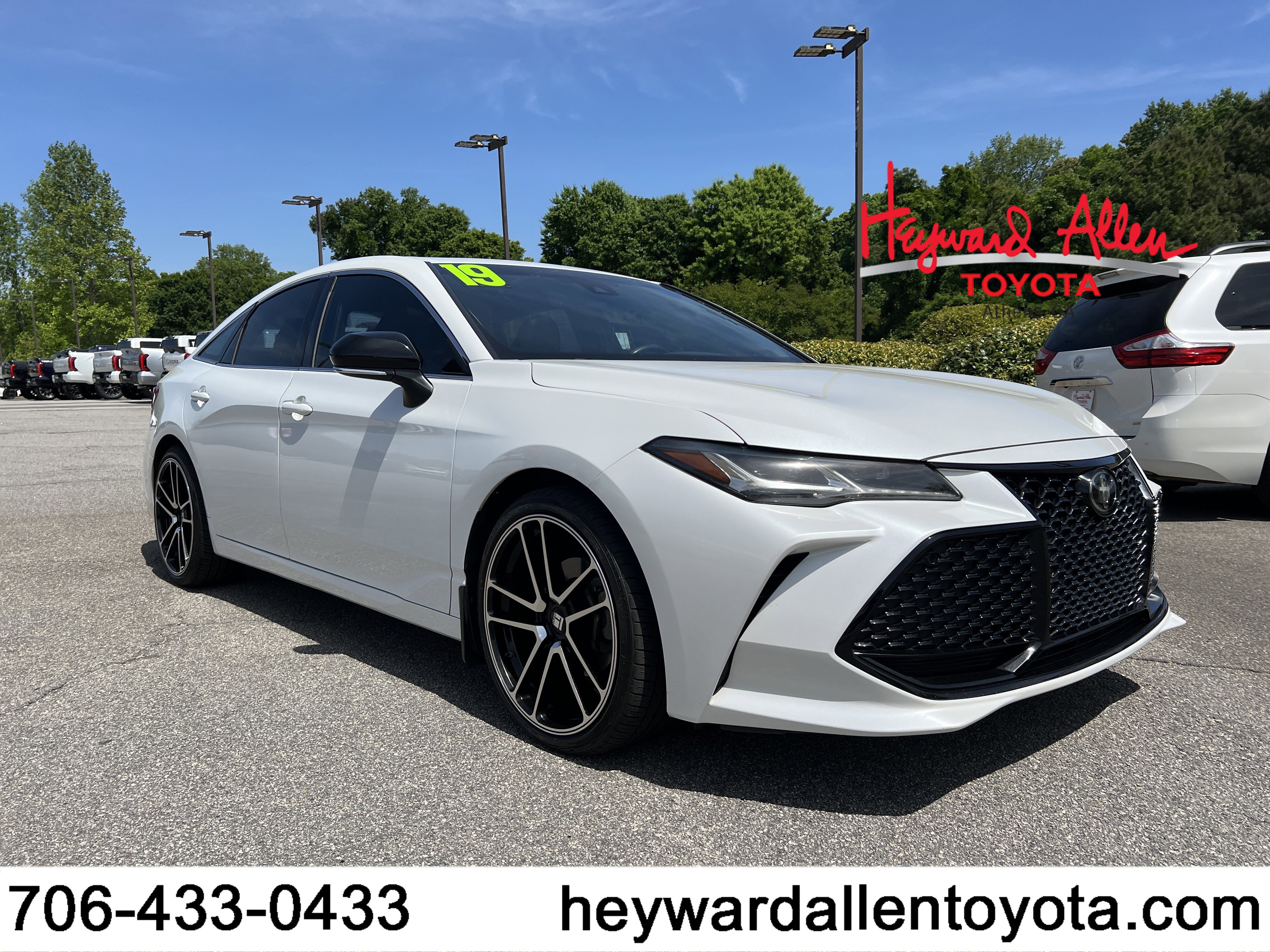 Used 2019 Toyota Avalon Touring FWD image 1
