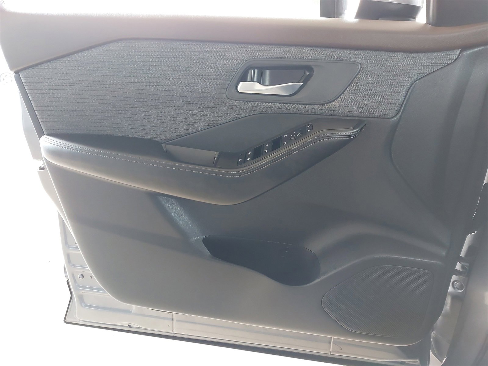 Used 2023 Nissan Rogue SV image 25