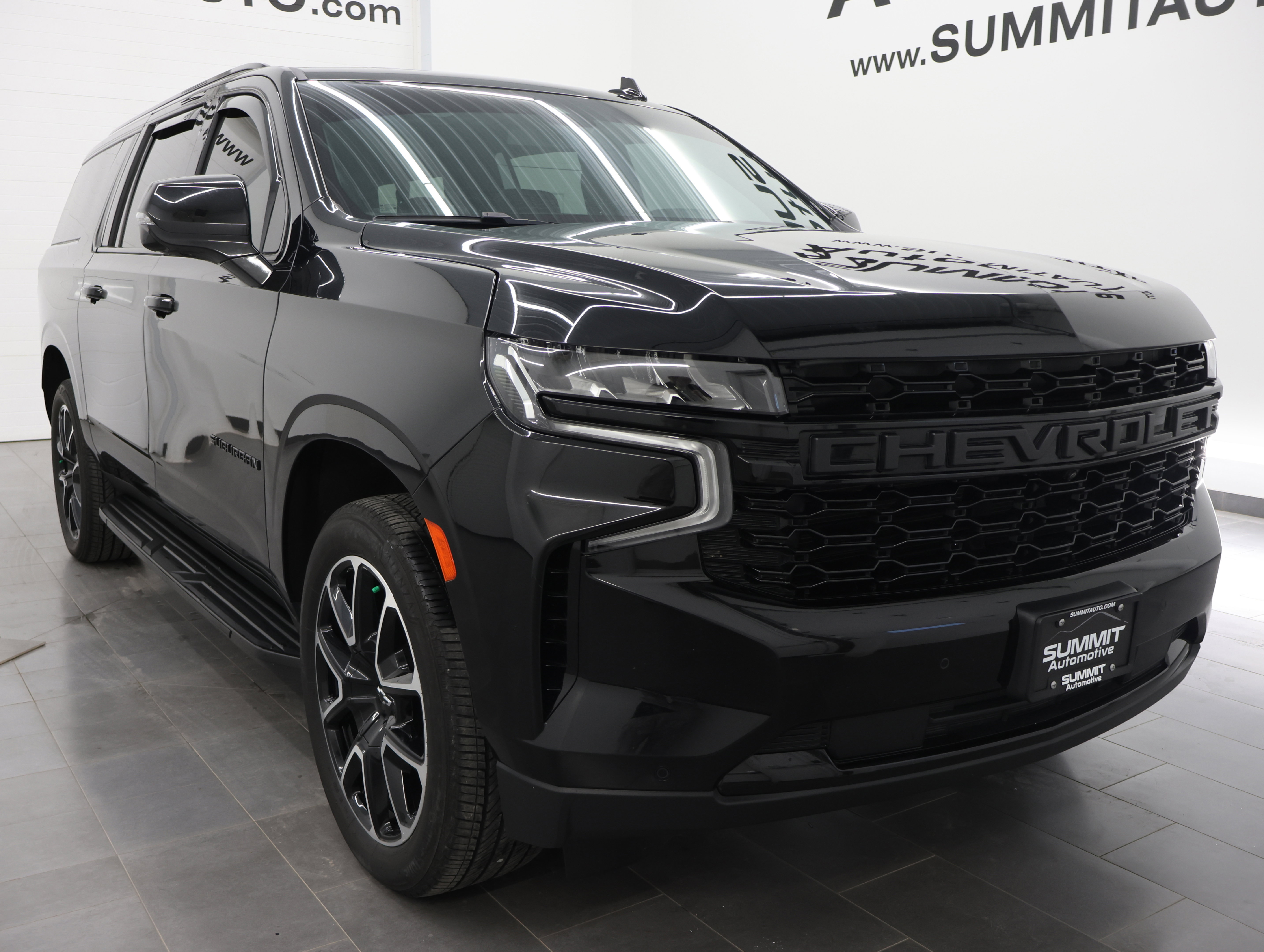 Used 2023 Chevrolet Suburban RST w/ Luxury Package AWD/4WD image 2