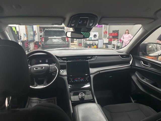 Used 2023 Jeep Grand Cherokee Laredo image 17