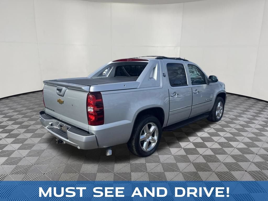 Used 2013 Chevrolet Avalanche LTZ AWD/4WD image 5