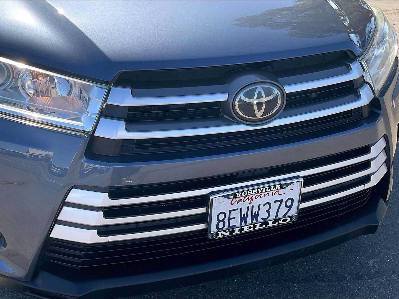 Used 2018 Toyota Highlander Plus w/ Carpet Mat Package (TMS) FWD image 32
