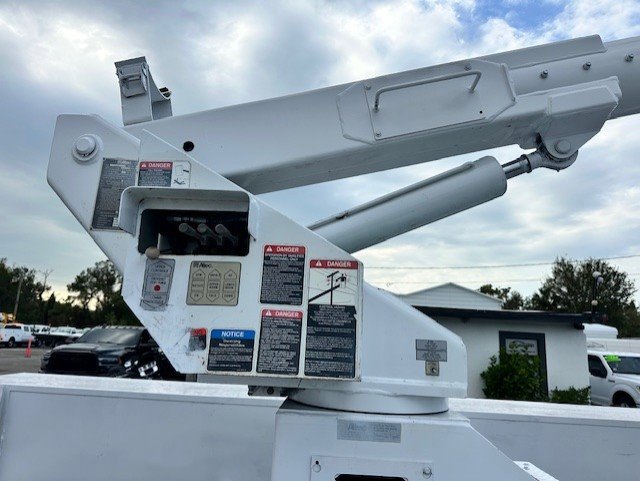 Used 2009 Ford F550 2WD Regular Cab Super Duty image 14