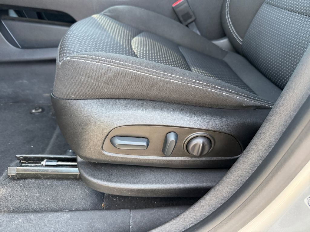 Used 2022 GMC Terrain SLE w/ Driver Convenience Package image 13