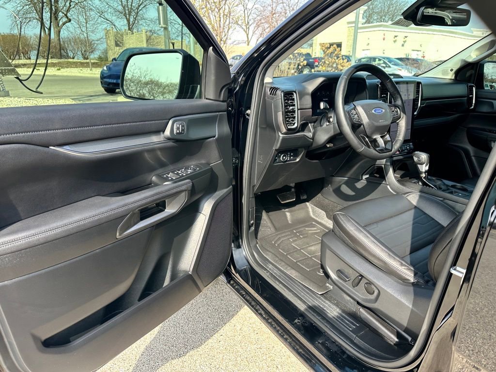 Used 2025 Ford Ranger Lariat w/ FX4 Off-Road Package image 16