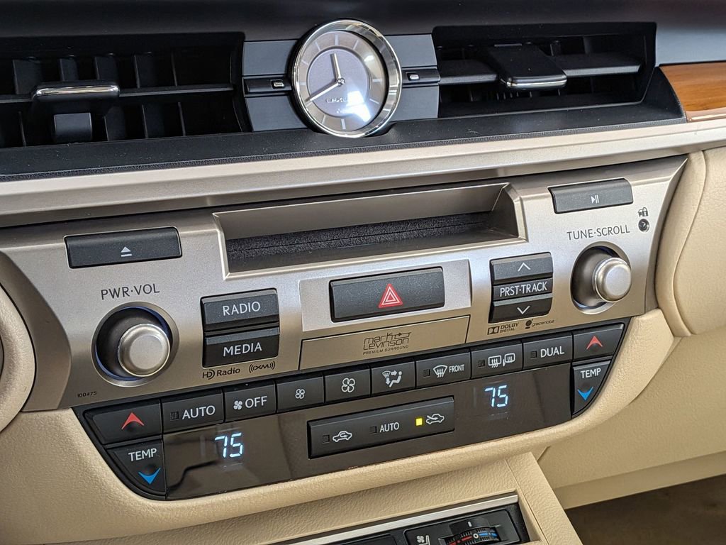 Used 2015 Lexus ES 300h image 24