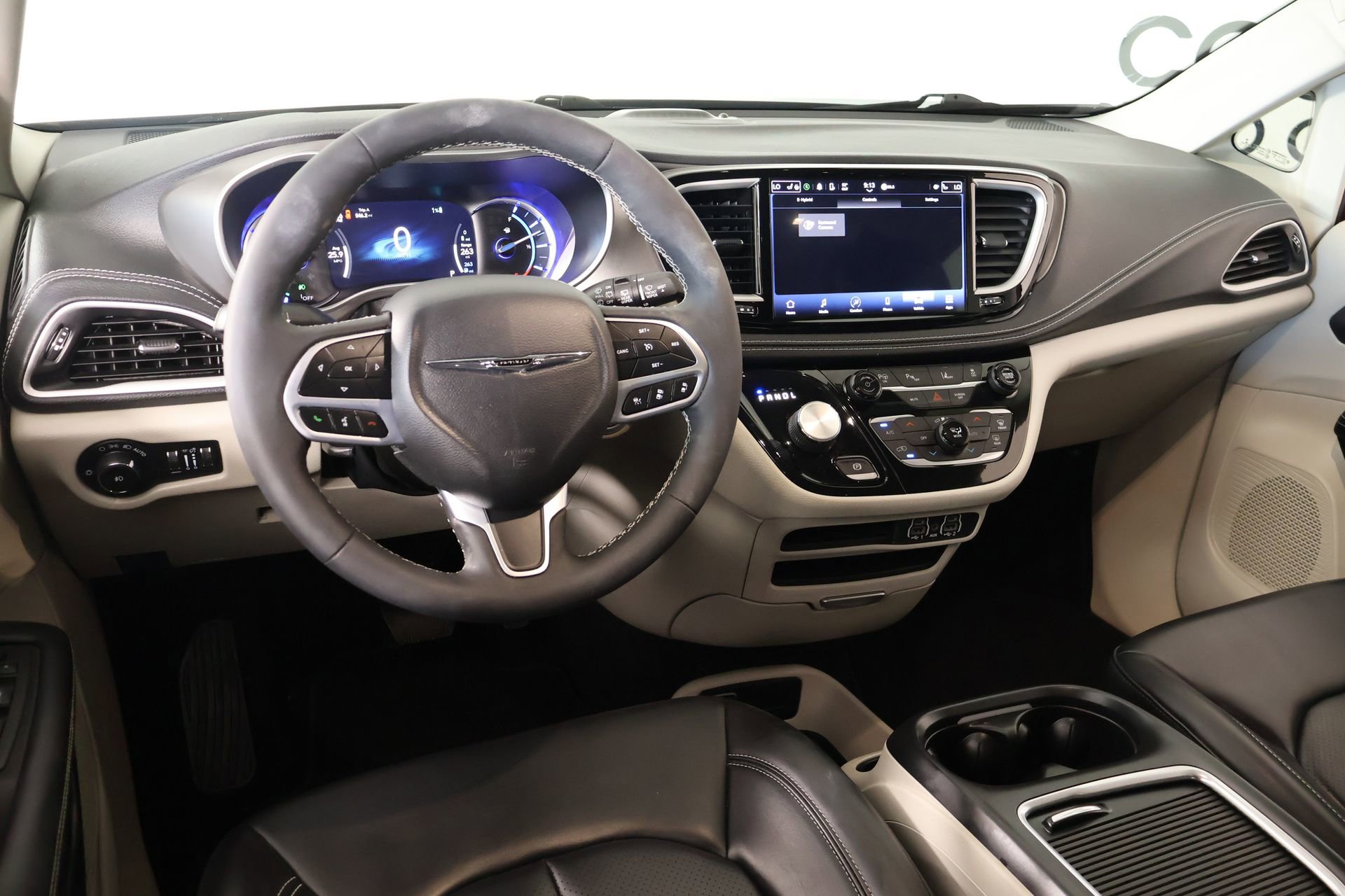 Used 2023 Chrysler Pacifica Touring-L image 2