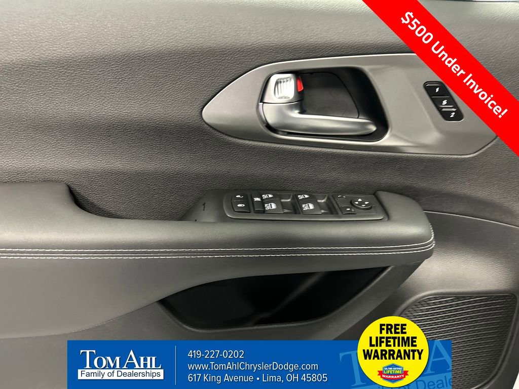 New 2026 Chrysler Pacifica Select image 12