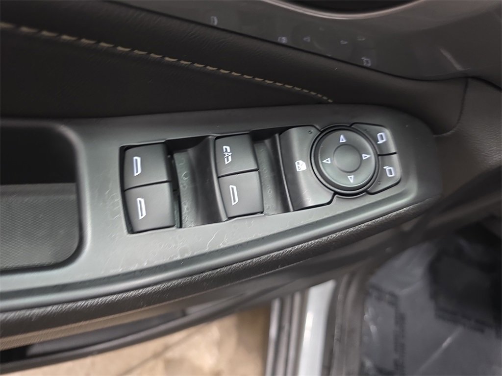 Used 2023 Chevrolet Traverse LT w/ Rear Camera Mirror Package image 28