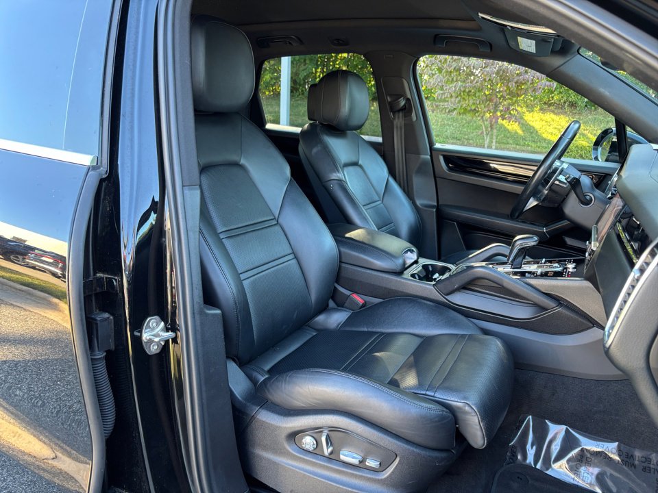 Used 2020 Porsche Cayenne image 28