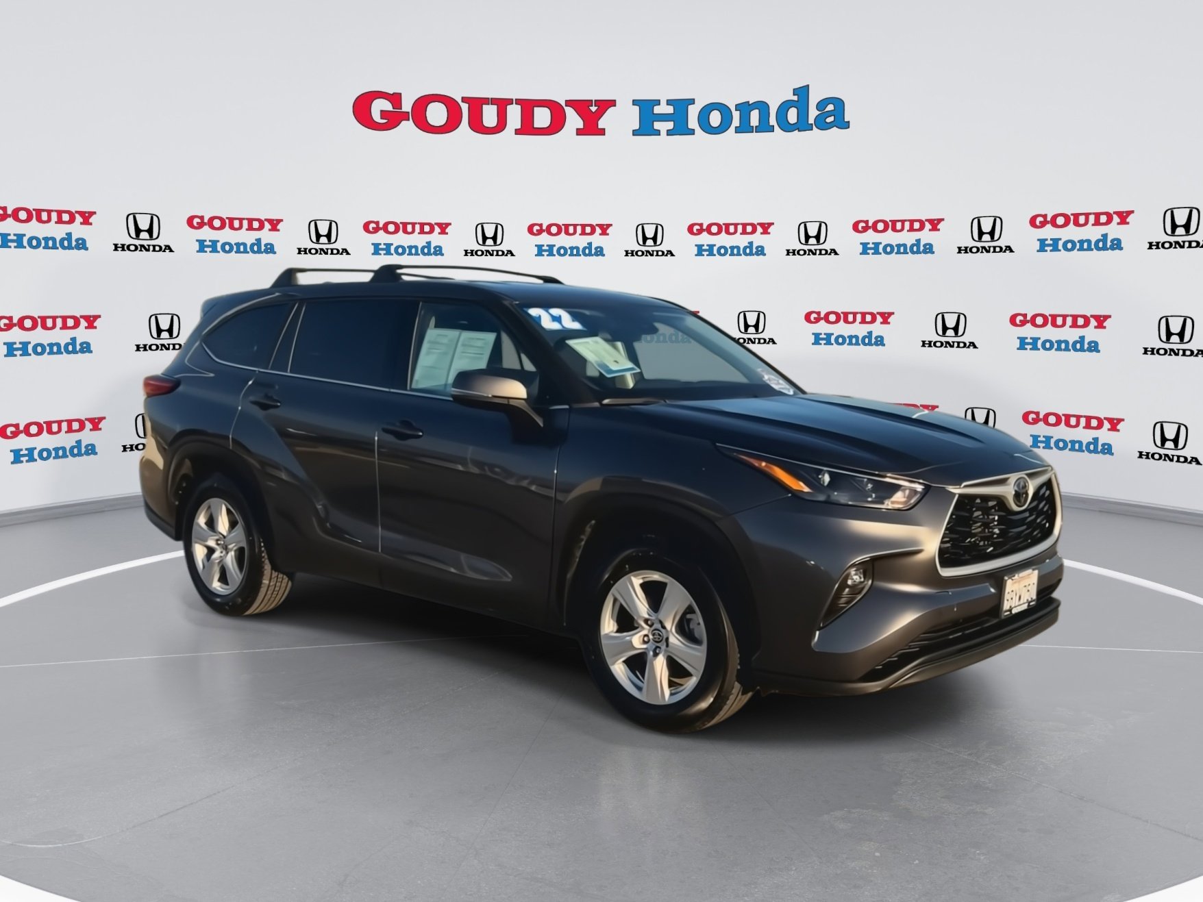 Used 2022 Toyota Highlander LE image 2