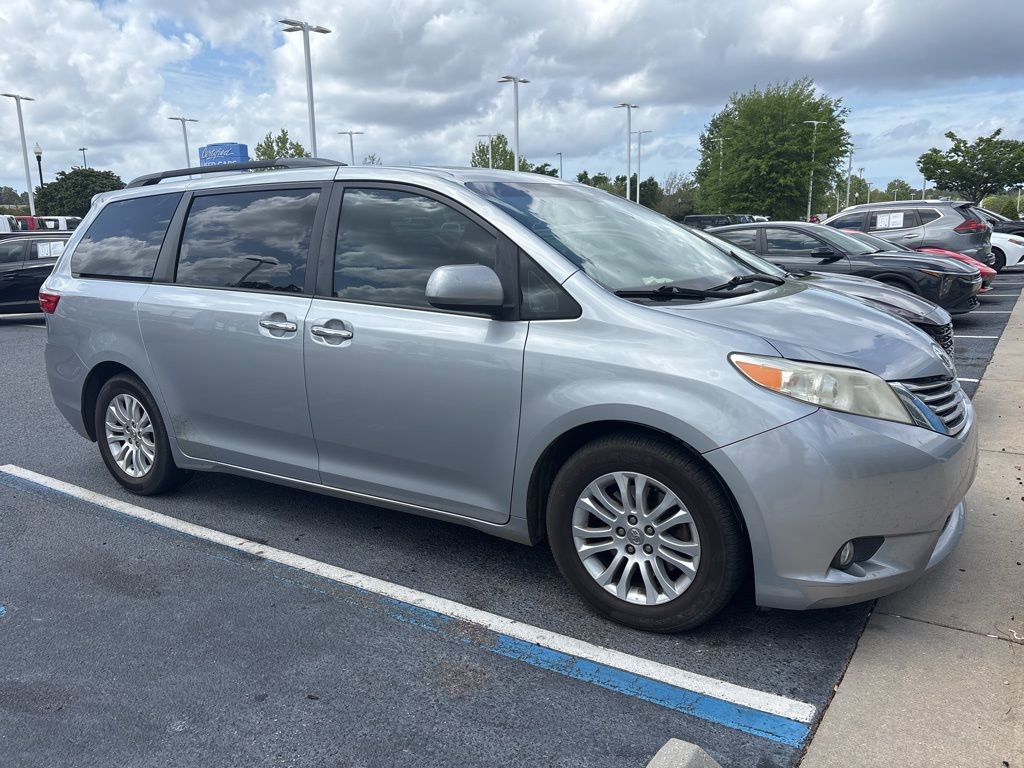 Used 2016 Toyota Sienna XLE Premium image 2